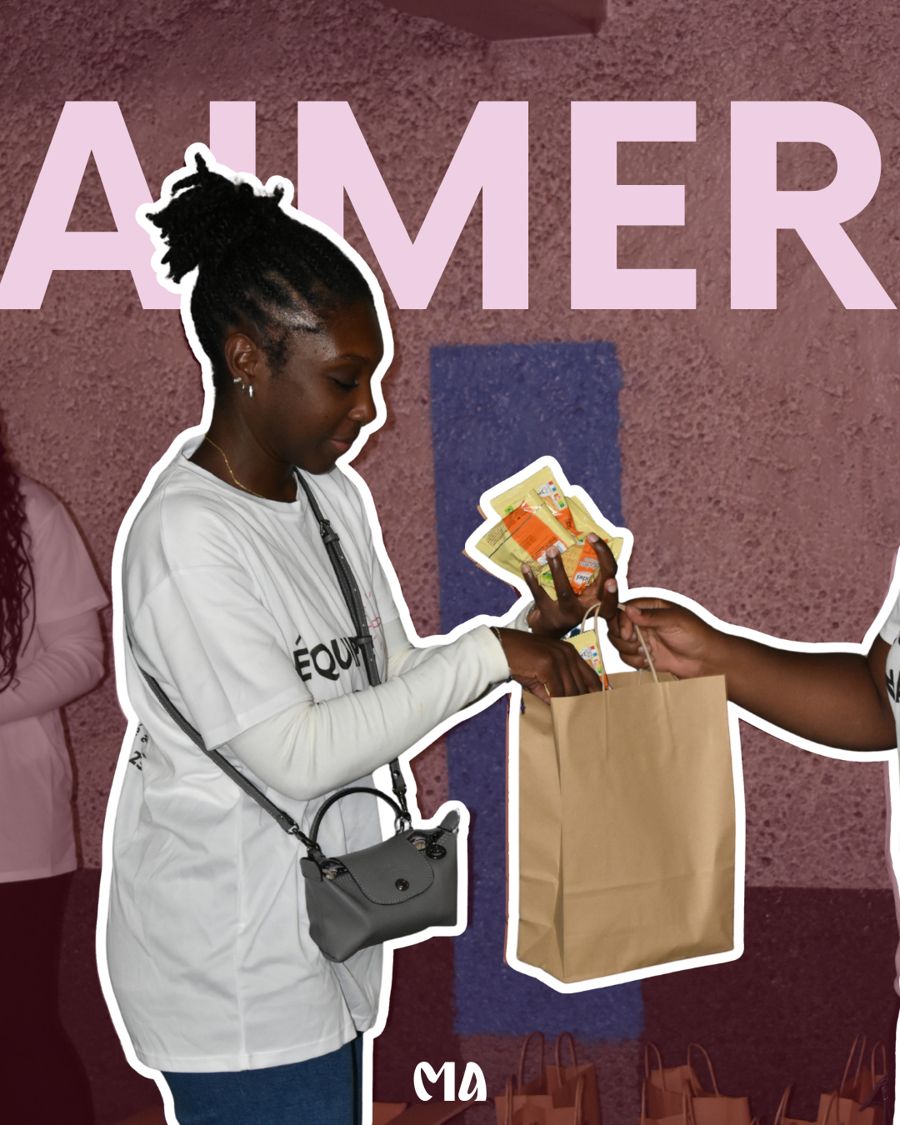 Aimer : une bénévole remplit un sac solidaire
