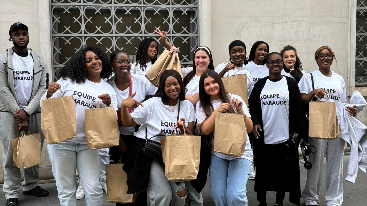 L'équipe maraude de MISSION AGAPE, sacs solidaires à la main