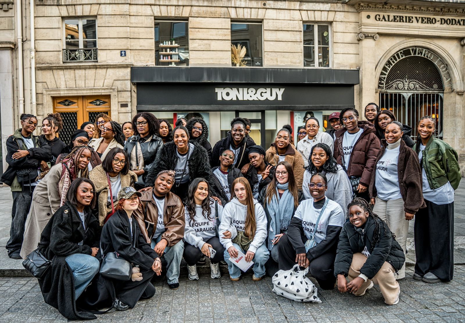Les bénévoles de MISSION AGAPE réunis dans une rue de Paris