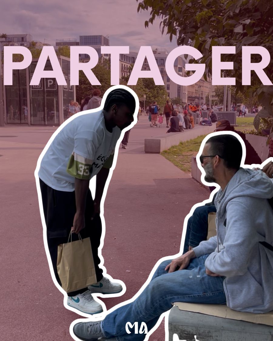 Partager : un bénévole discute avec un homme assis sur un banc