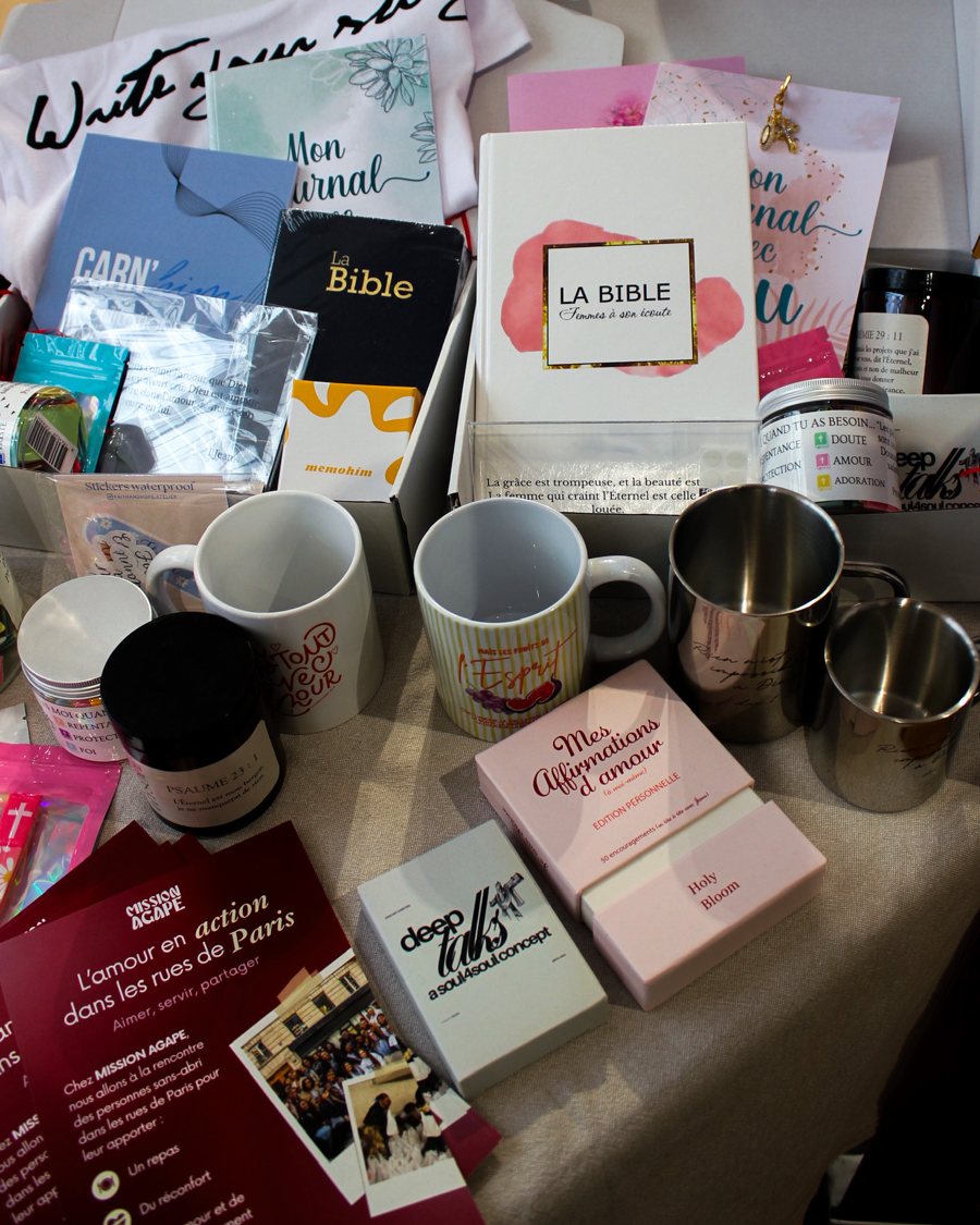 Produits de nos partenaires présentés sur le stand MISSION AGAPE : bibles, carnets, mugs et bougies