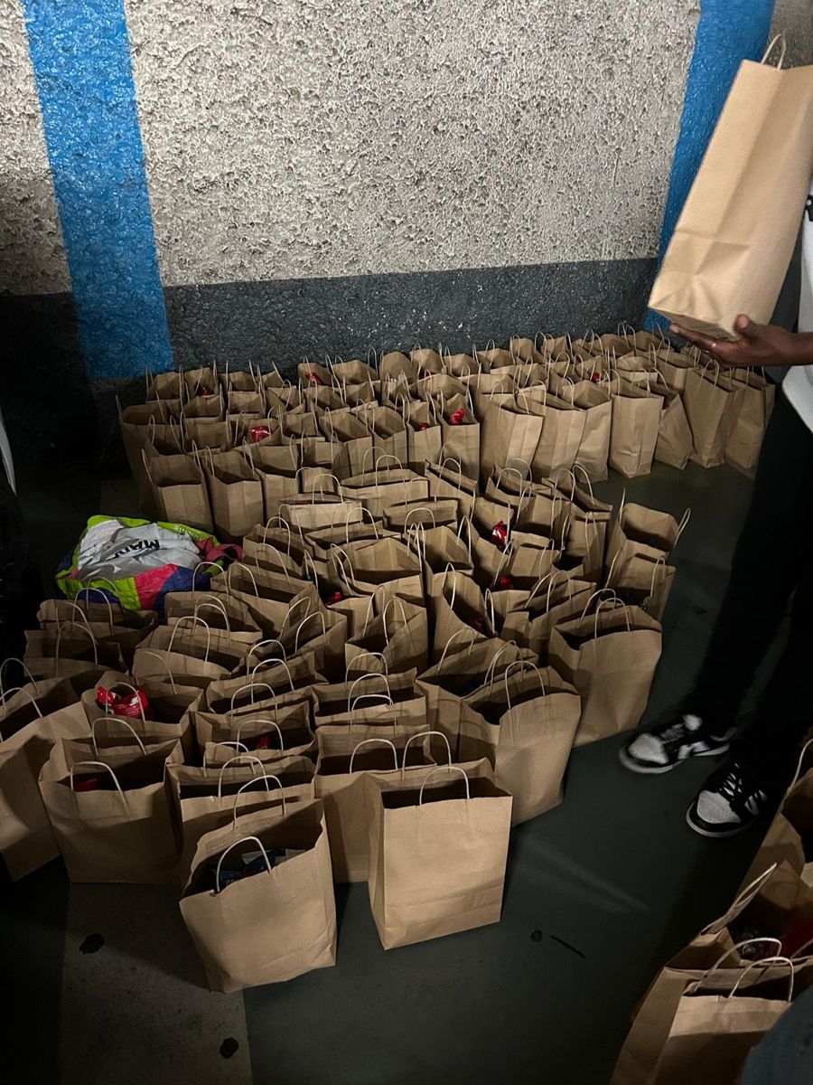 Des dizaines de sacs solidaires prêts pour la maraude